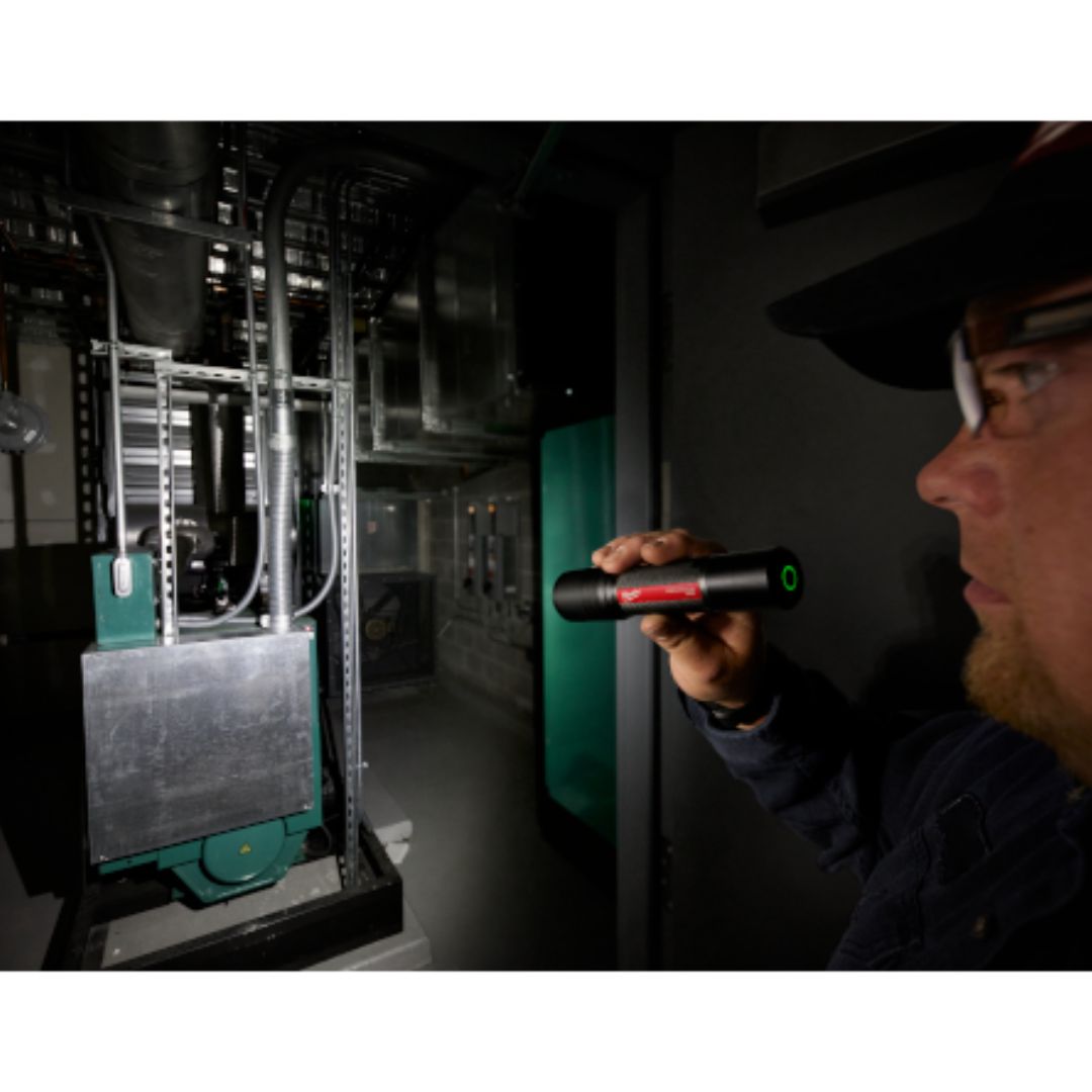 LINTERNA CON ENFOQUE DESLIZANTE USB REDLITHIUM&trade; DE 2000 L (2162-21) MILWAUKEE 02