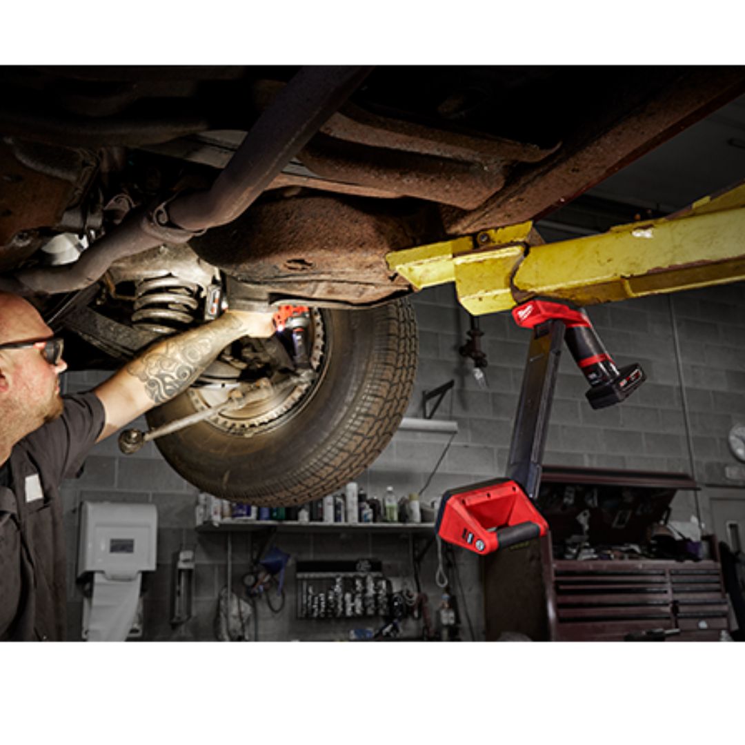 LUZ DEBAJO DE LA CARROCER&Iacute;A M12&trade; (2126-20) MILWAUKEE 03